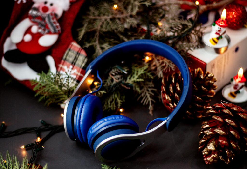 Fone de ouvido e itens natalinos.