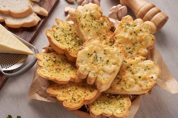 Veja como fazer o melhor pão de alho para churrasco: receitas e dicas