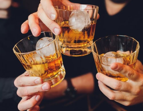 copos de drinks com whisky