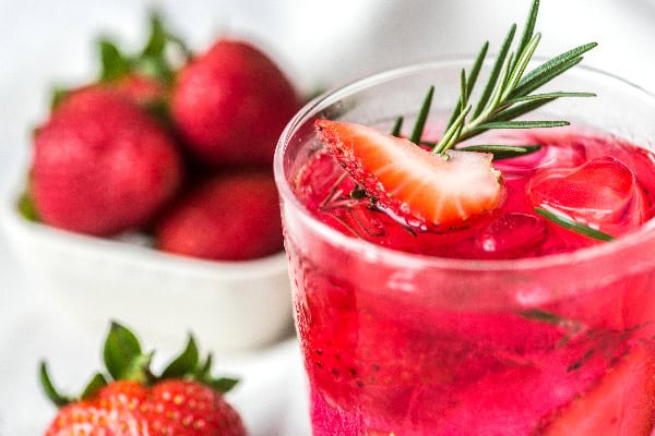 Como fazer caipirinha de morango: dicas para o drink perfeito