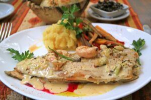 Peixe com molho e legumes.