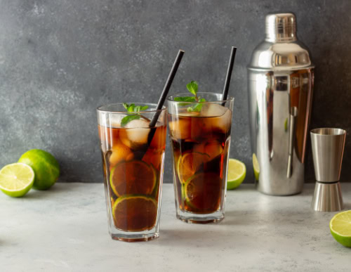 Dois copos com bebidas com rum.