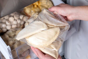 Saco de pastéis congelados.