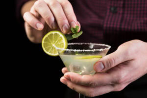 Homem decorando margarita.