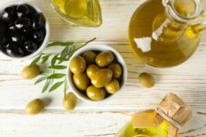 Azeitonas e azeite de oliva.