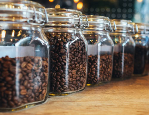 Potes herméticos com grãos de café.