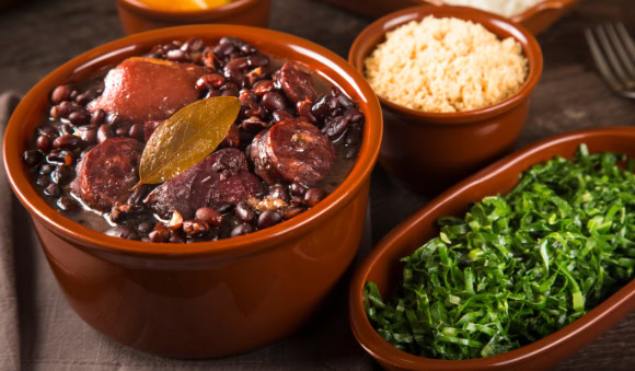 Feijoada, couve refogada e arroz.