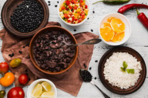 Feijoada, vinagrete e fatias de laranja.