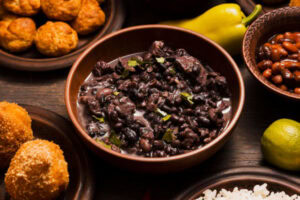 Pote com feijoada.