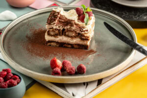 Pavê de chocolate e morango.