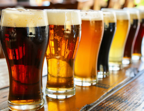 Copos de cerveja.