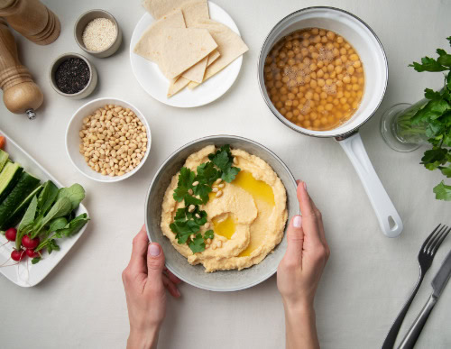 Pratos veganos feitos com grão de bico, como pasta com azeite.