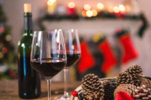 Duas taças de vinho ao lado de garrafa.