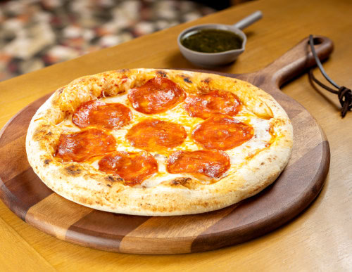 Pizza de muçarela com pepperoni.
