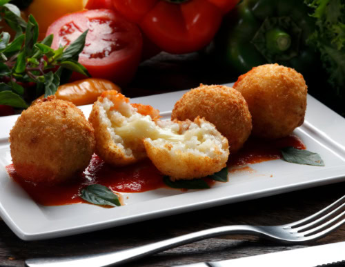 Bolinho de arroz e queijo frito.