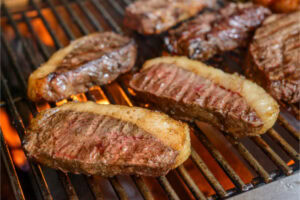 Filés de carne grelhados para churrasco.