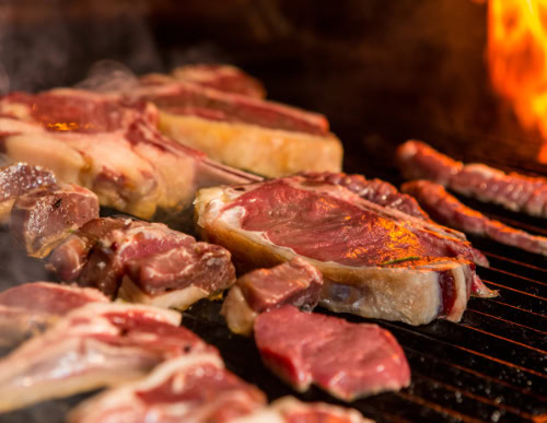 Filés de carne na grelha.